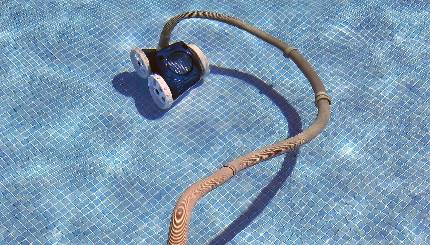 Pool Cleaner Cleaning Pool